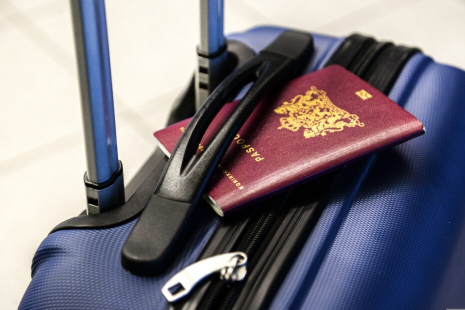 Gepäck mit Reisepass auf einem Koffer